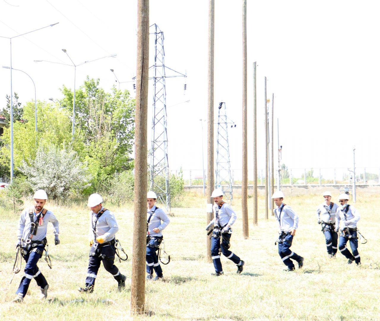 Erzurum'da elektrik teknikerlerine 'denge' eğitimi: 12 metre yüksekte voleybol oynuyorlar