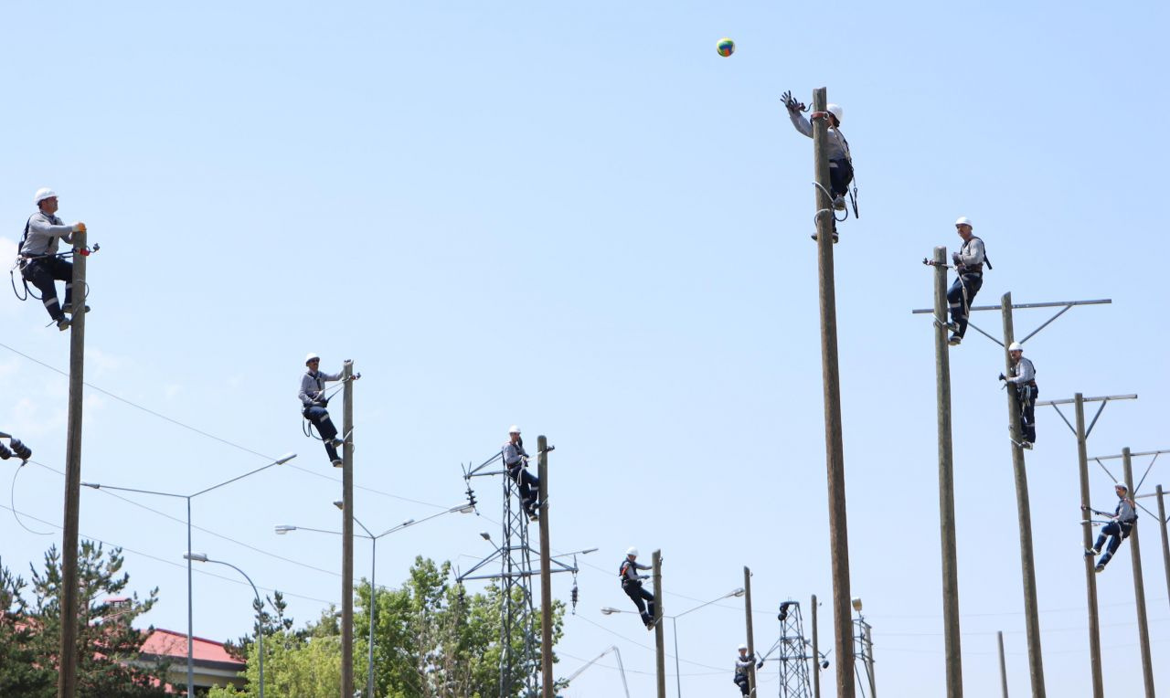 Erzurum'da elektrik teknikerlerine 'denge' eğitimi: 12 metre yüksekte voleybol oynuyorlar