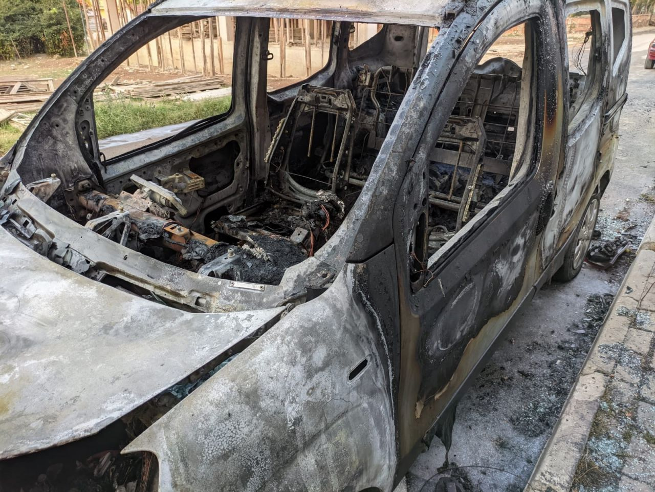 Bursa İnegöl'de önce arabasını yaktı bu defa çatıdan eve girip karısına dehşeti yaşattı