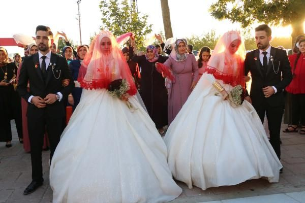 İkiz damatlar ikiz gelin aldı! Tek yumurta ikizleri evlenirken de ayrılmadı