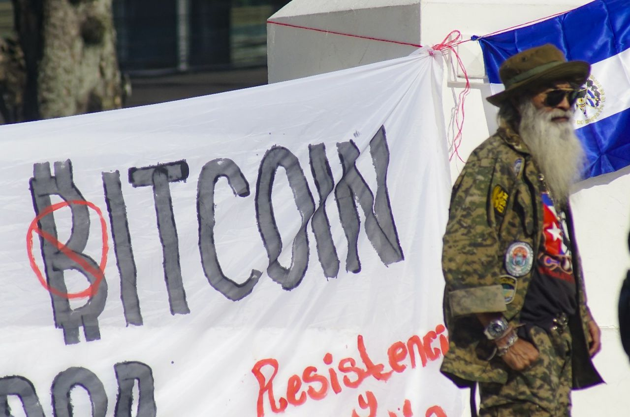 El Salvador'da Bitcoin'in yasal para birimi olarak kabul edilmesi protesto edildi