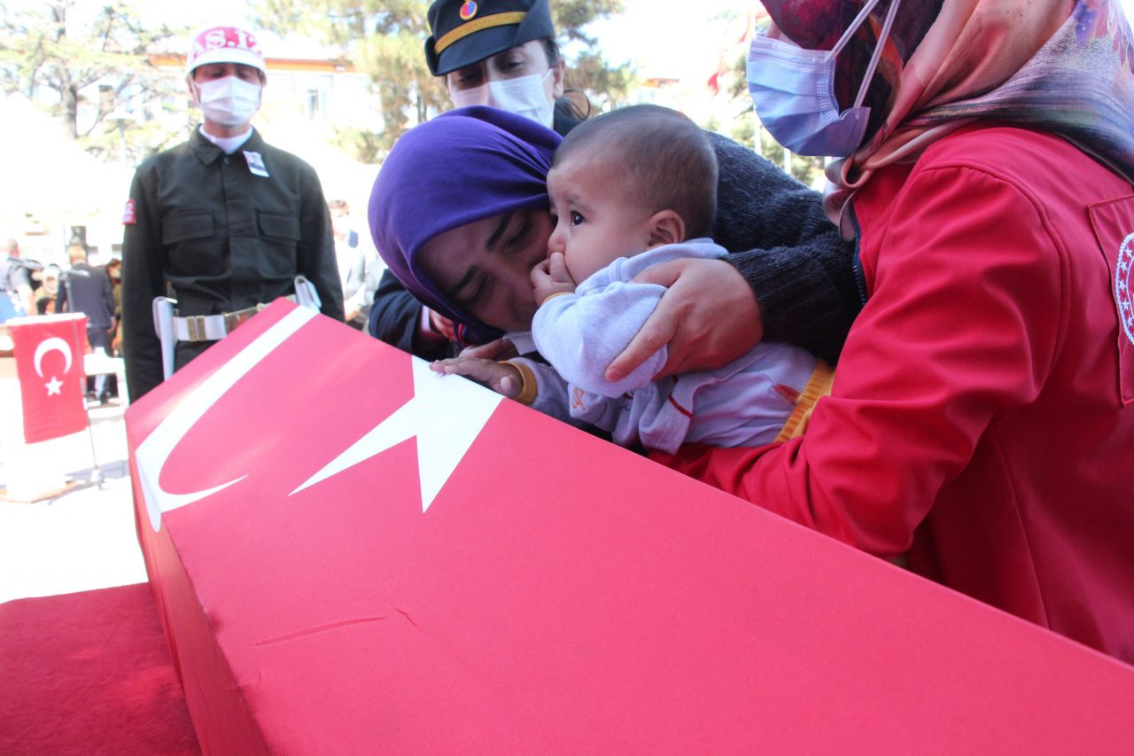 Şehit Muammer Yiğit'in cenaze töreni; 6 aylık oğlu tabutuna dokunarak veda etti
