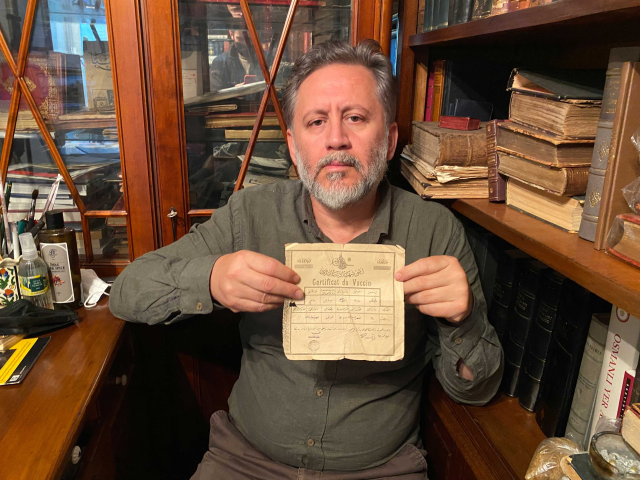 İstanbul Kadıköy'deki bir sahafta 115 yıllık aşı kartı bulundu