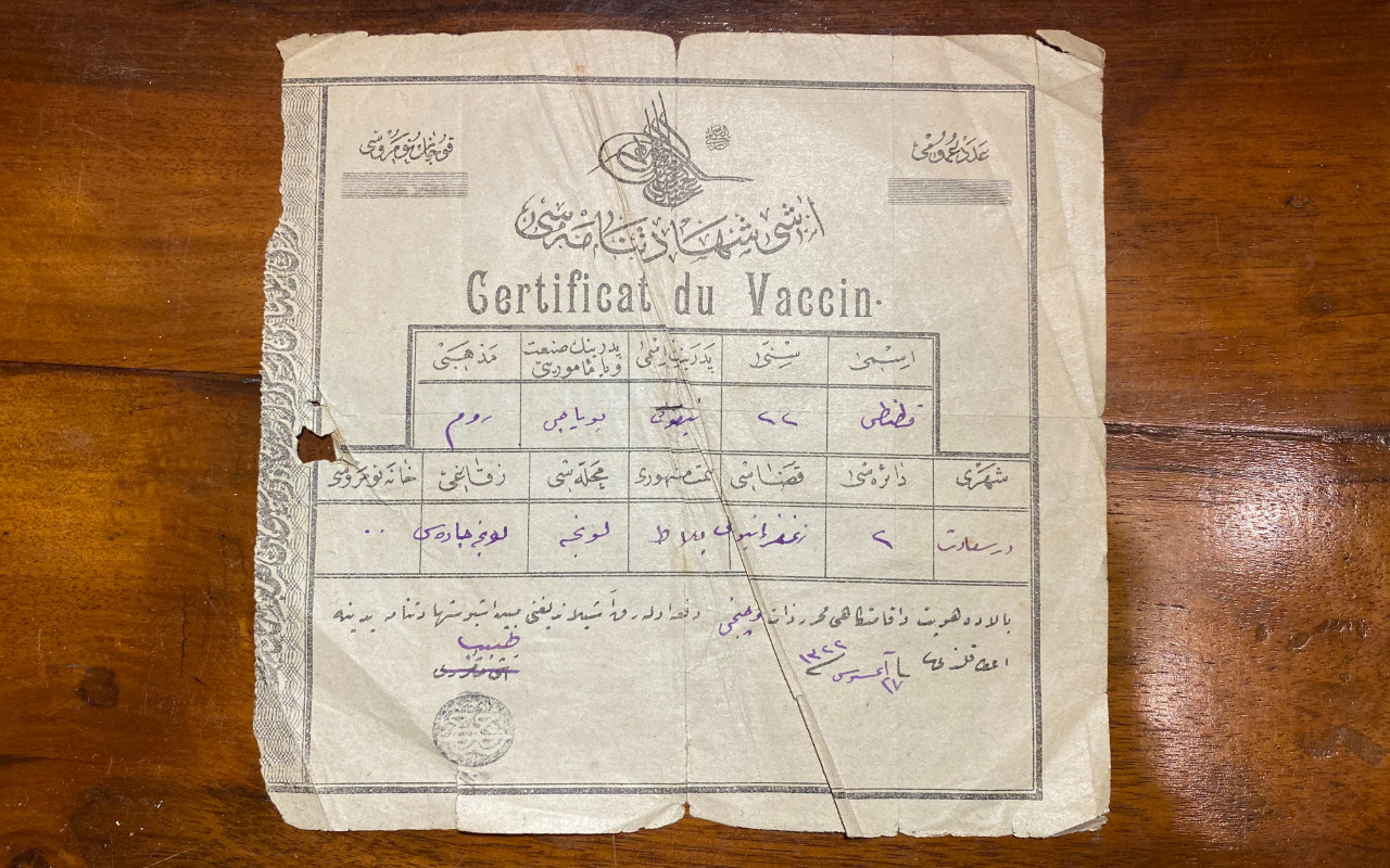 İstanbul Kadıköy'deki bir sahafta 115 yıllık aşı kartı bulundu