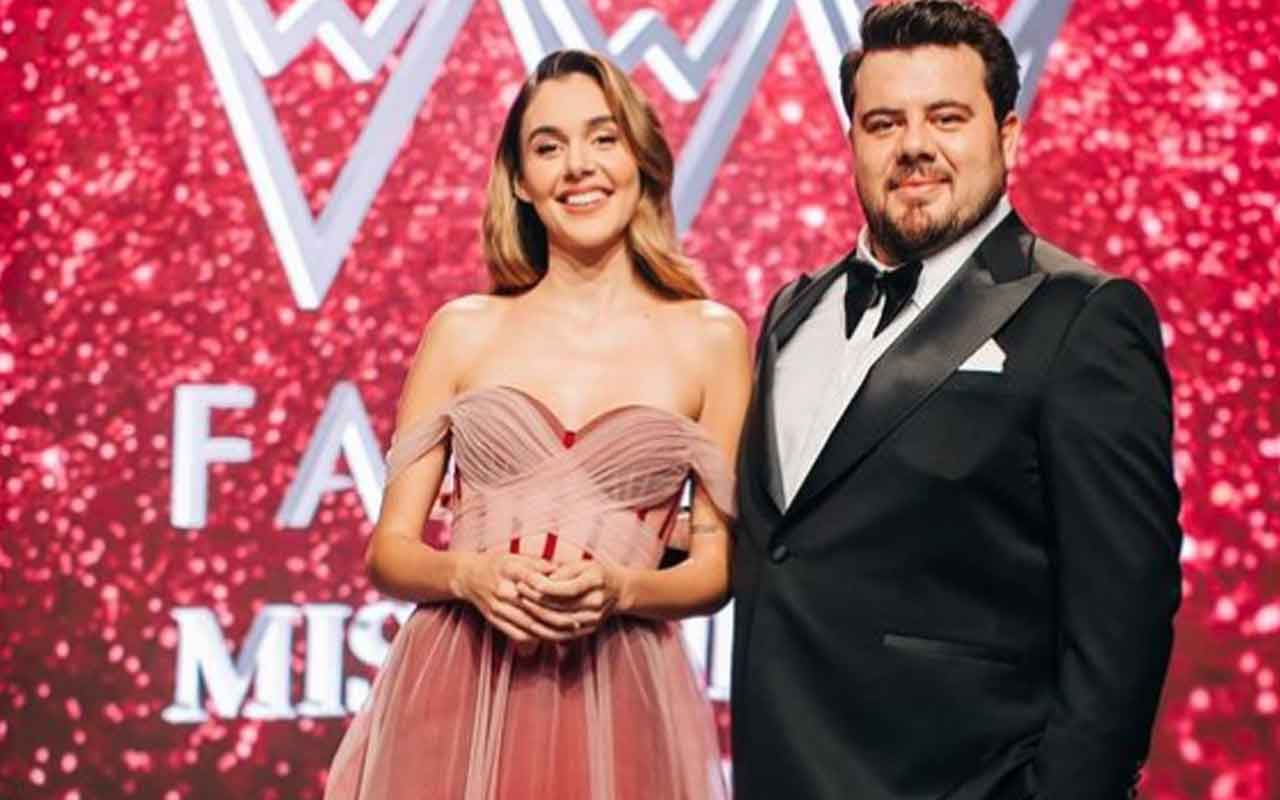 Miss Turkey 2021'de sunucu Berfu Yenenler'den eşi Eser Yenenler'e 'hamilelik' şakası