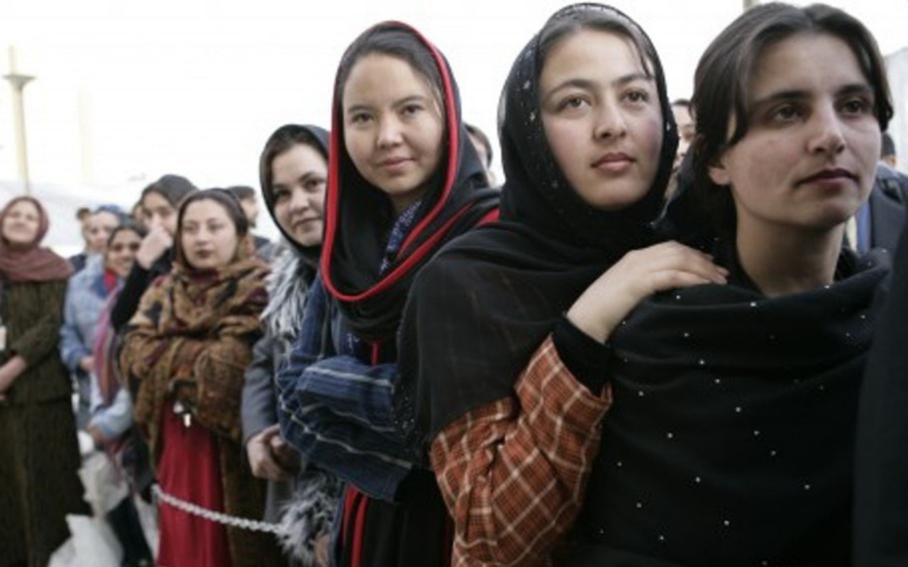 Afganistan'da Taliban'dan kadınlara bir yasak daha! Vücutları görünebilir