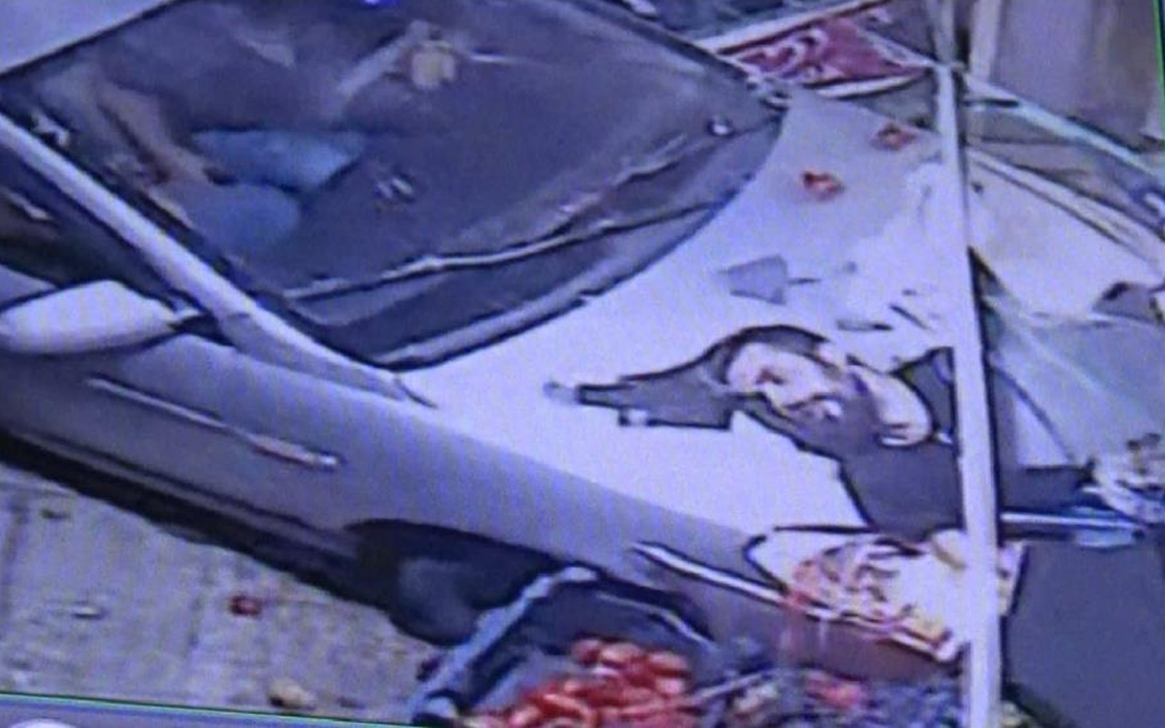 Gaziantep'te korkunç kaza! Araç markete daldı: Müşteri reyona sıkıştı