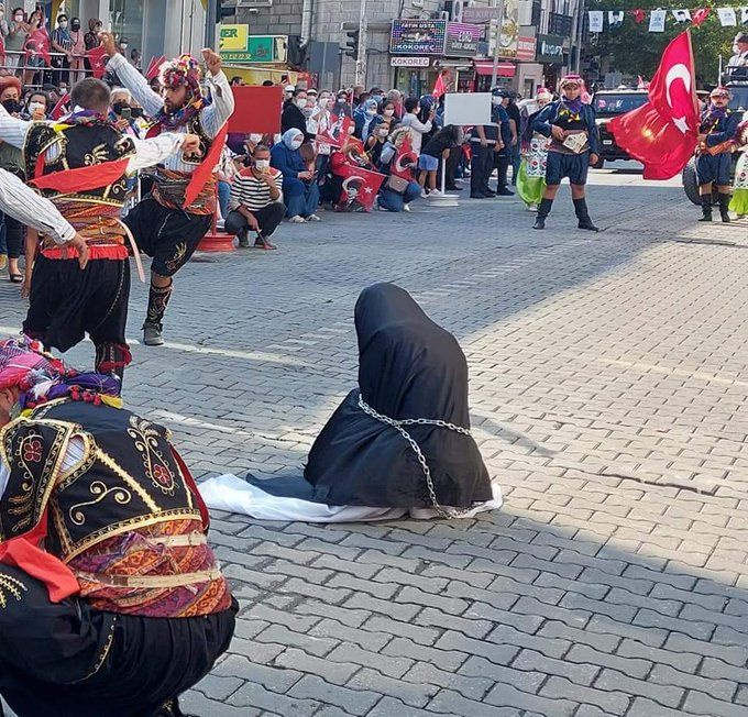 Balıkesir'de kurtuluş töreninde skandal görüntüler! Kadına çarşaf giydirip zincire vurdular