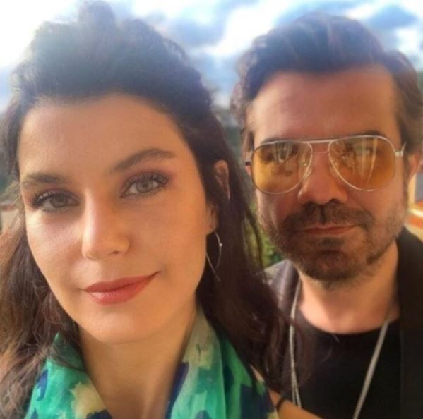 Beren Saat ilk aşkı Efe Güray'ın kardeşinin düğününde... Kenan Doğulu şarkı söyledi