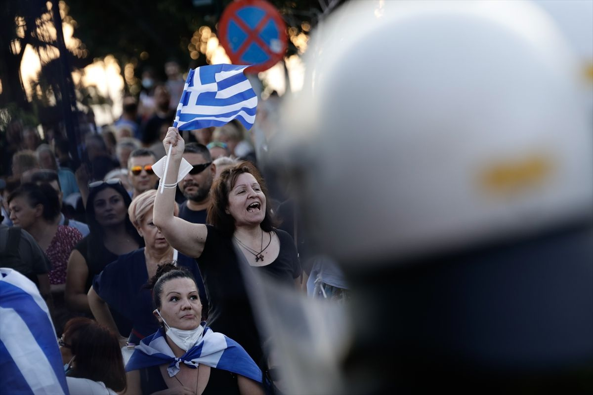 Yunanistan'da hükumet karşıtı protestocular polisle çatıştı