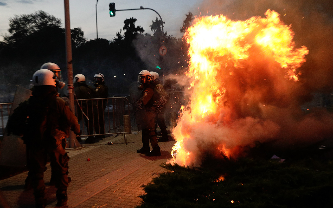 Yunanistan'da hükumet karşıtı protestocular polisle çatıştı