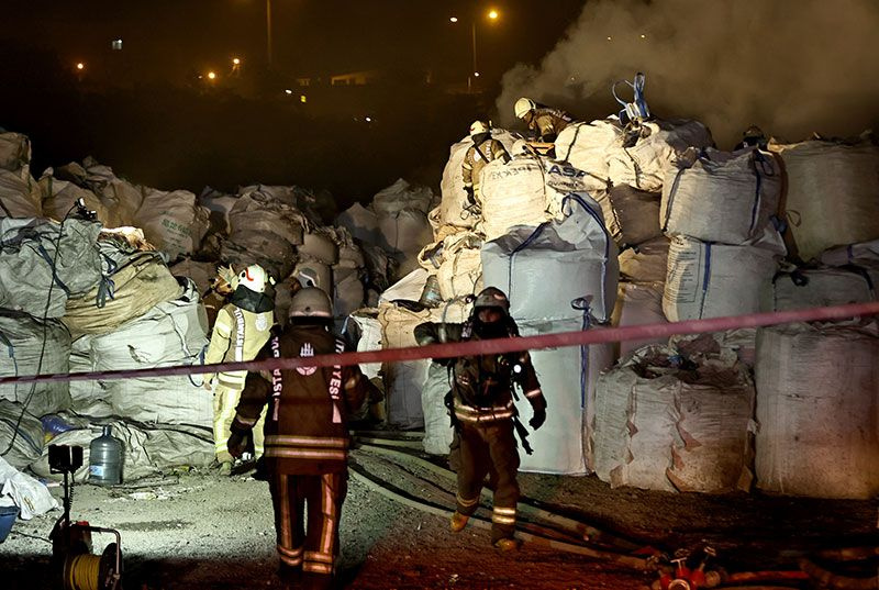 İstanbul'da korkutan yangın! Avcılar'da geri dönüşüm merkezi alev alev yandı