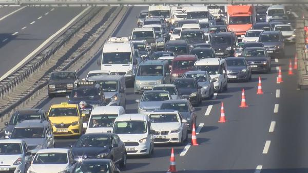 FSM Köprüsü 'Boğaziçi Triatlonu' nedeniyle trafiğe kapatıldı