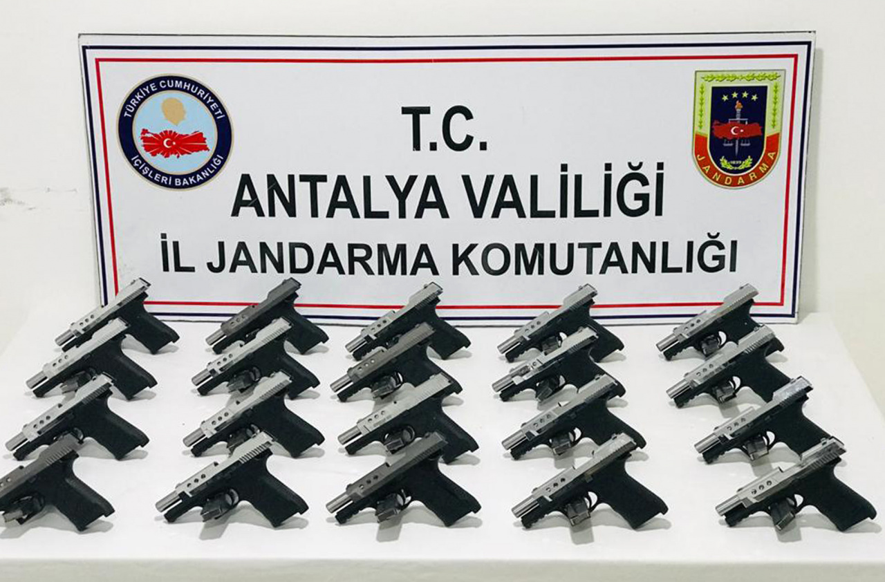 Konya'dan Antalya'ya takip edildiler kaçak silah satan kadınlar yakayı ele verdi