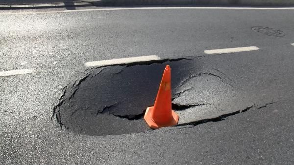 Sarıyer sahilinde yol bir anda çöktü! Çok büyük kaza atlatıldı