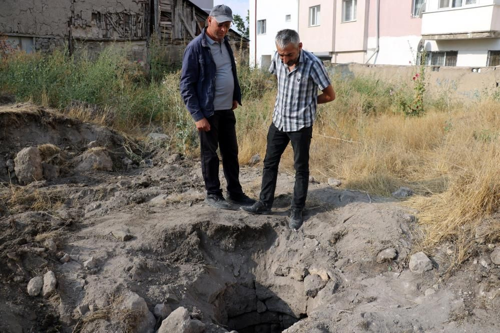 Sivas'ta şaşırtan olay: Kepçeyi toprağa vurunca tarihi kuyu bulundu