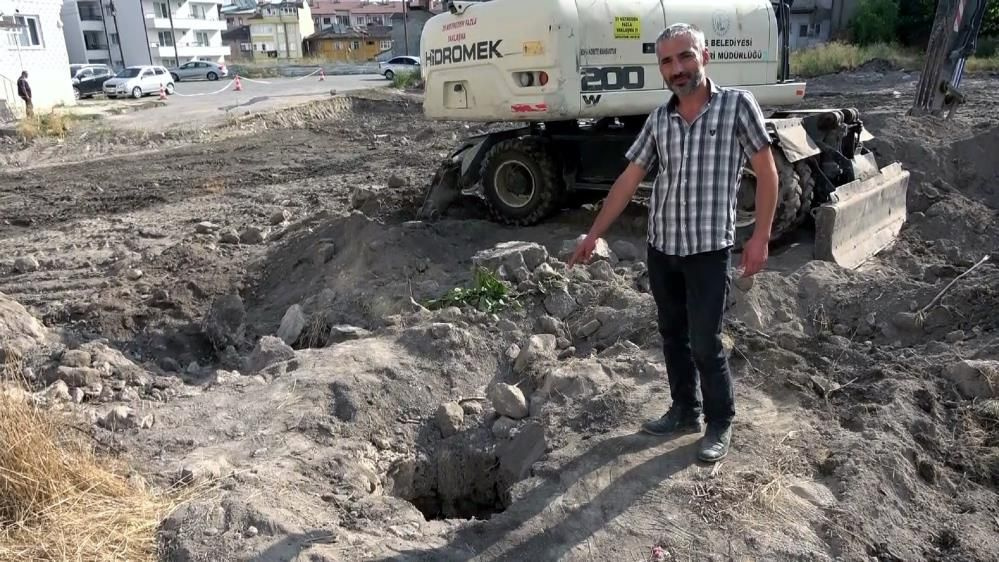 Sivas'ta şaşırtan olay: Kepçeyi toprağa vurunca tarihi kuyu bulundu