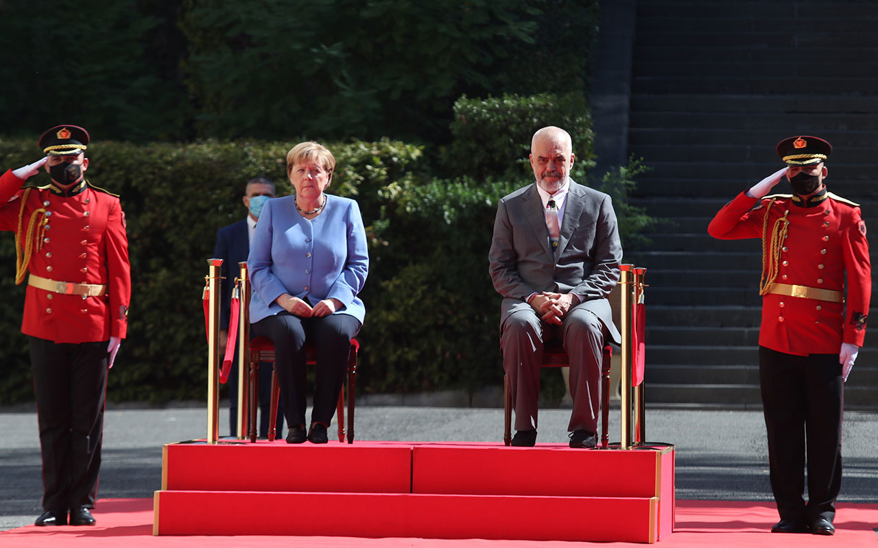 Almanya Başbakanı Merkel oturdu kaldı! Titreme nöbetleri sürüyor