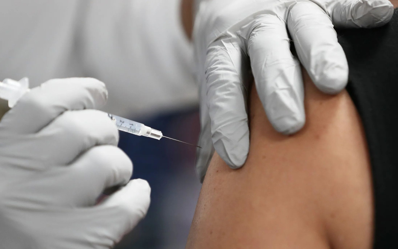 Covid-19 aşısı oldu! Aşıyı emmesi için koluna bakın ne yaptı: Hemşire görünce isyan etti