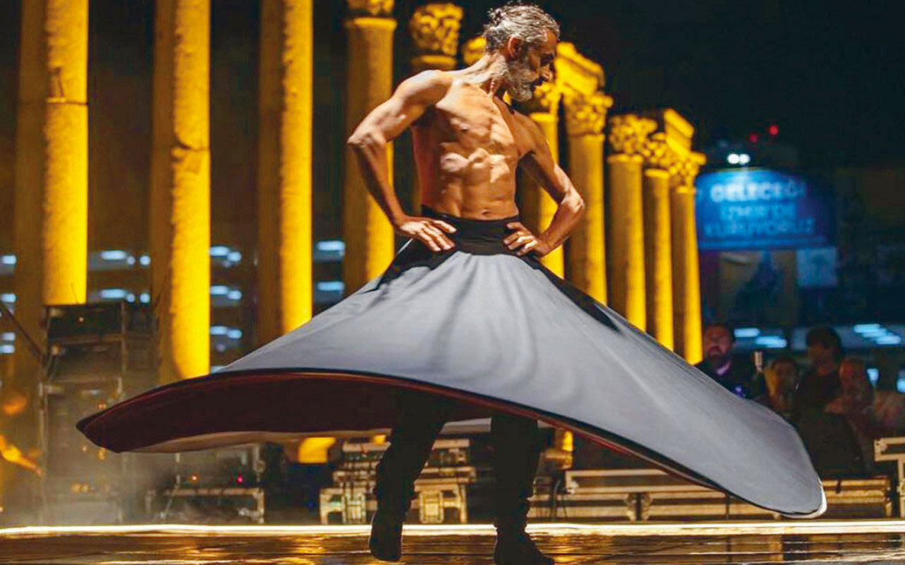 İzmir Büyükşehir Belediyesi'nin töreninde yarı çıplak semazen ney ve oyun havasında dans etti