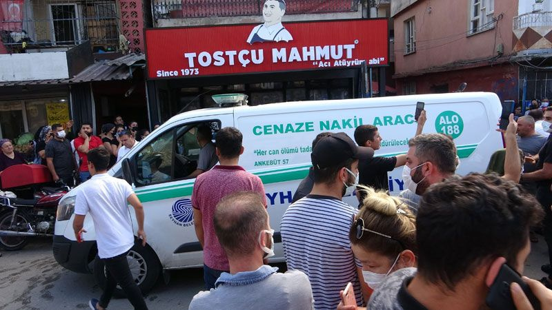 'Tostçu Mahmut' olarak bilinen sosyal medya fenomeni Anıl Kurt Adana'da gözyaşlarıyla uğurlandı