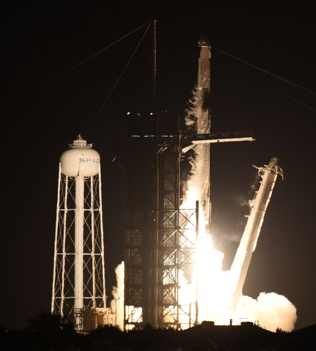 Tarihi an! SpaceX'in 4 yolcuyu dünyanın çevresinde gezdirecek roketi fırlatıldı