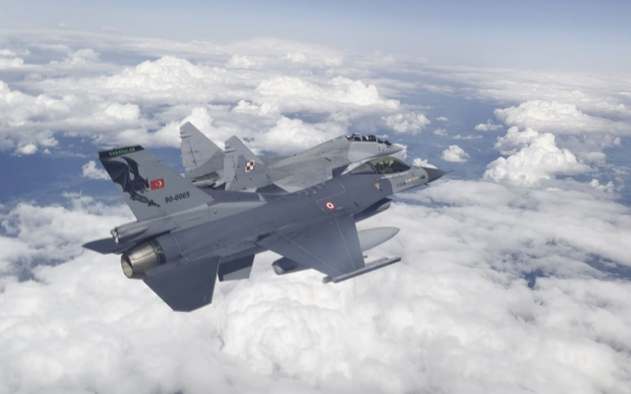 Türk jetleri NATO'nun hava polisliği görevi sonrası yurda döndü