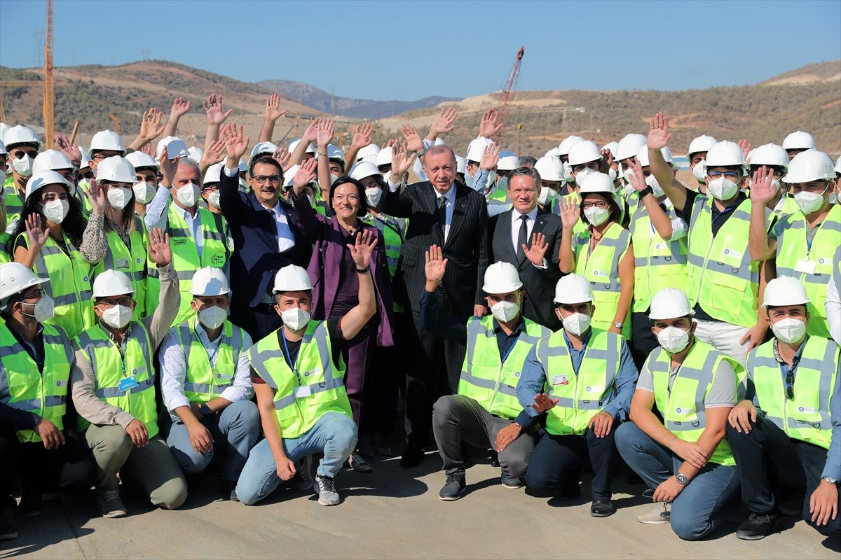 Cumhurbaşkanı Erdoğan, Akkuyu Nükleer Güç Santrali sahasını inceledi! Mühendislerle buluştu