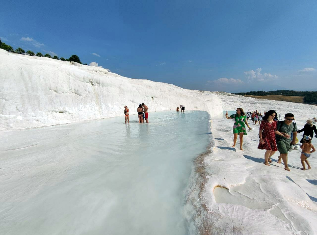 Dünyada eşi benzeri yok! Denizli'ye turistler akın etti: Burada yürümek uçmak gibi