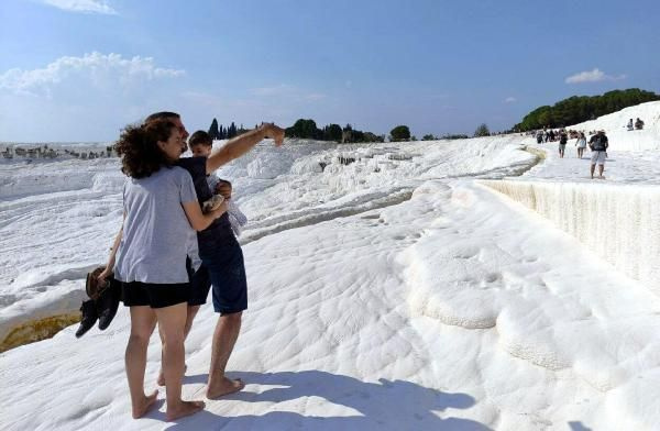 Dünyada eşi benzeri yok! Denizli'ye turistler akın etti: Burada yürümek uçmak gibi