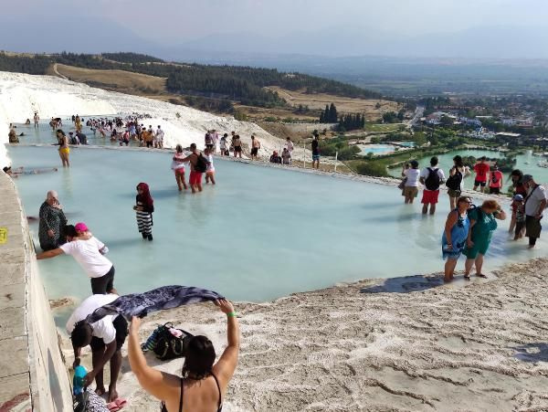 Dünyada eşi benzeri yok! Denizli'ye turistler akın etti: Burada yürümek uçmak gibi