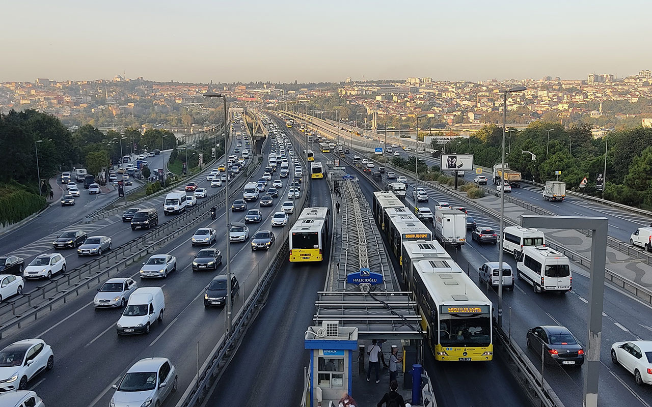  İstanbul yeni haftaya yüzde 54 trafik yoğunluğu ile başladı