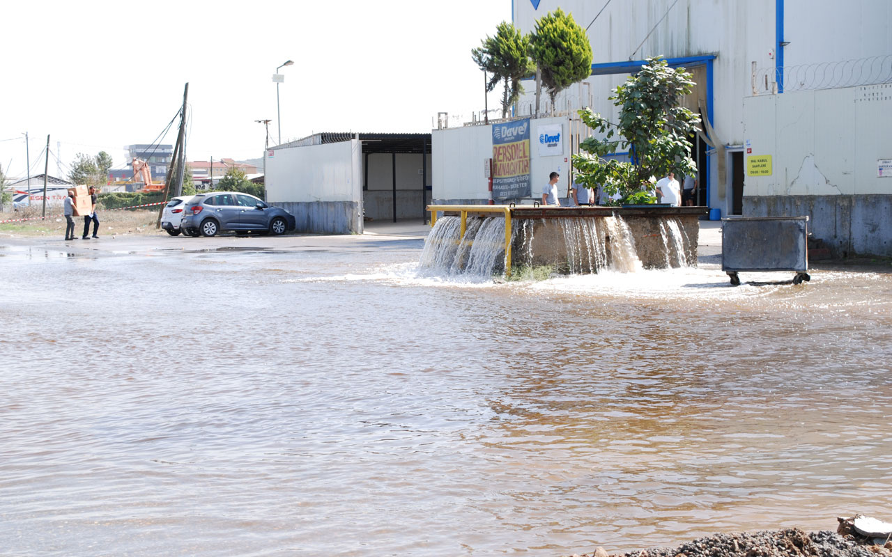 Sancaktepe'de İSKİ'ye ait ana su borusu patladı