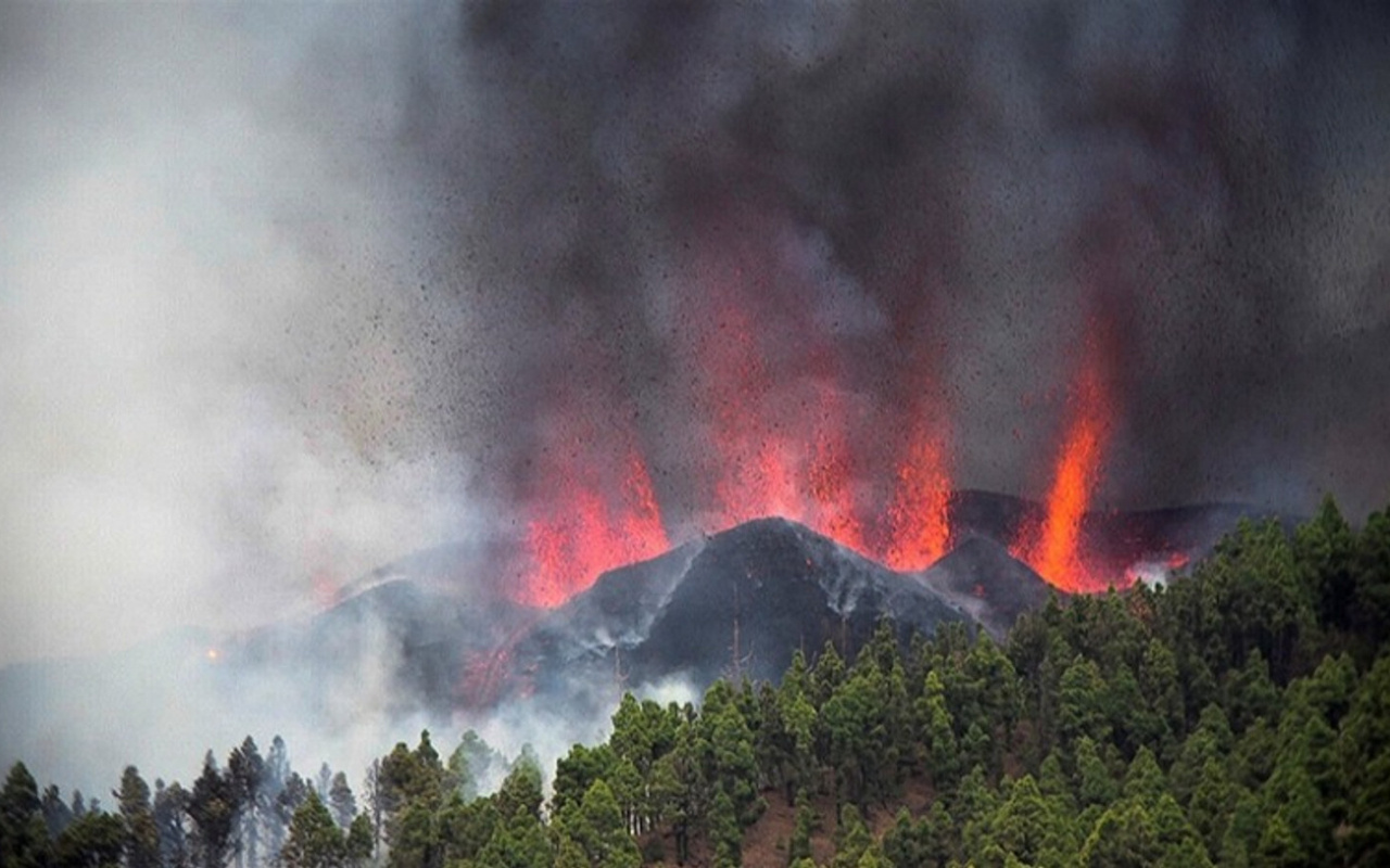 Kanarya Adaları'nda yanardağ faaliyete geçti 5 bin kişi tahliye edildi