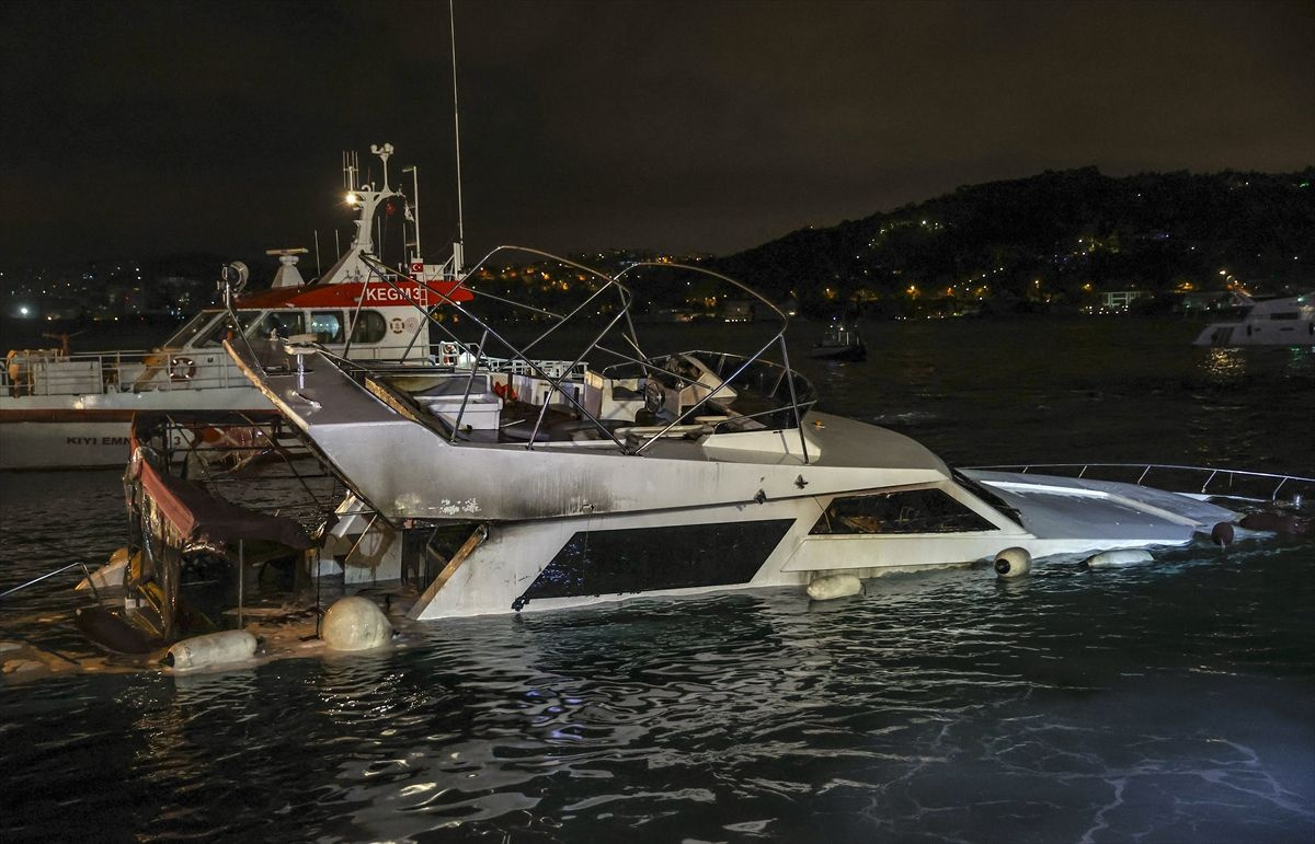 İstabul Bebek Sahili'nde tekne alev alev yandı! 3 saatlik söndürme çalışması sonunda battı