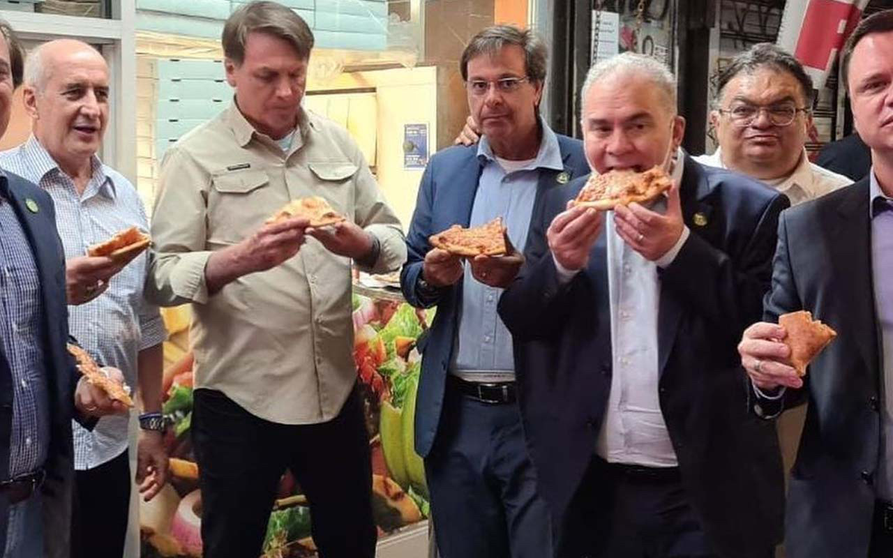 BM için ABD'ye gelmişti! Brezilya Başkanı Bolsanaro aşısız olduğu için sokakta pizza yemek zorunda kaldı