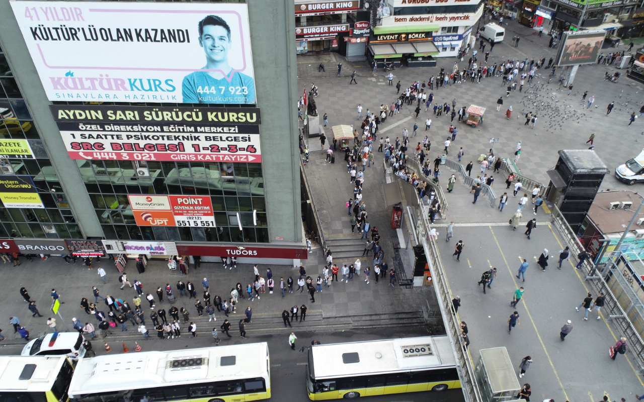 İstanbul'da metrelerce kuyruk oluştu: Burası bir işkence, içerisi daha beter