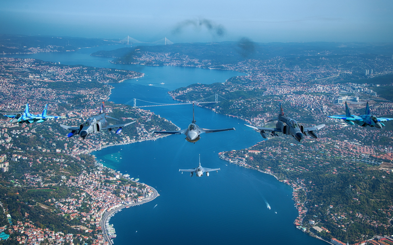 MSB, Türkiye ve Azerbaycan uçaklarının İstanbul Boğazı'ndaki uçuşunun fotoğraflarını paylaştı
