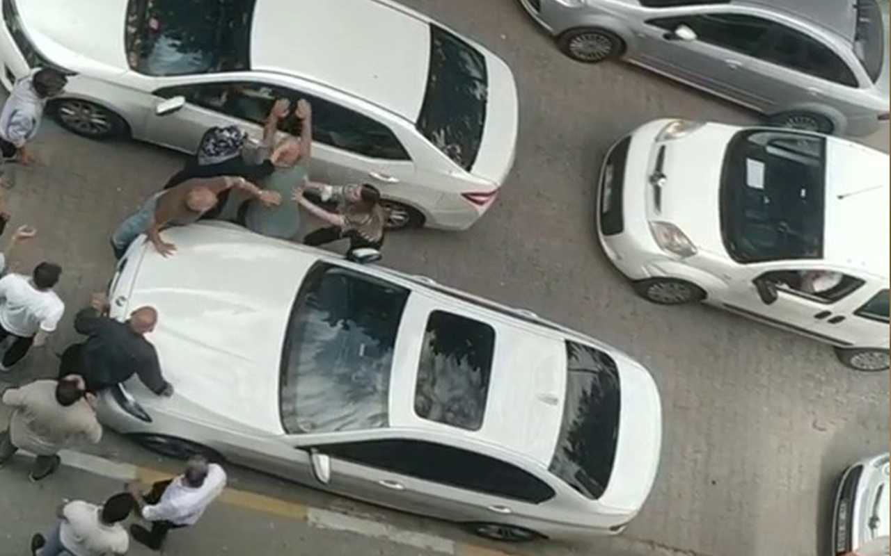 İstanbul'da yol kavgasında ortalık karıştı!  İki kadın adamı dövdü