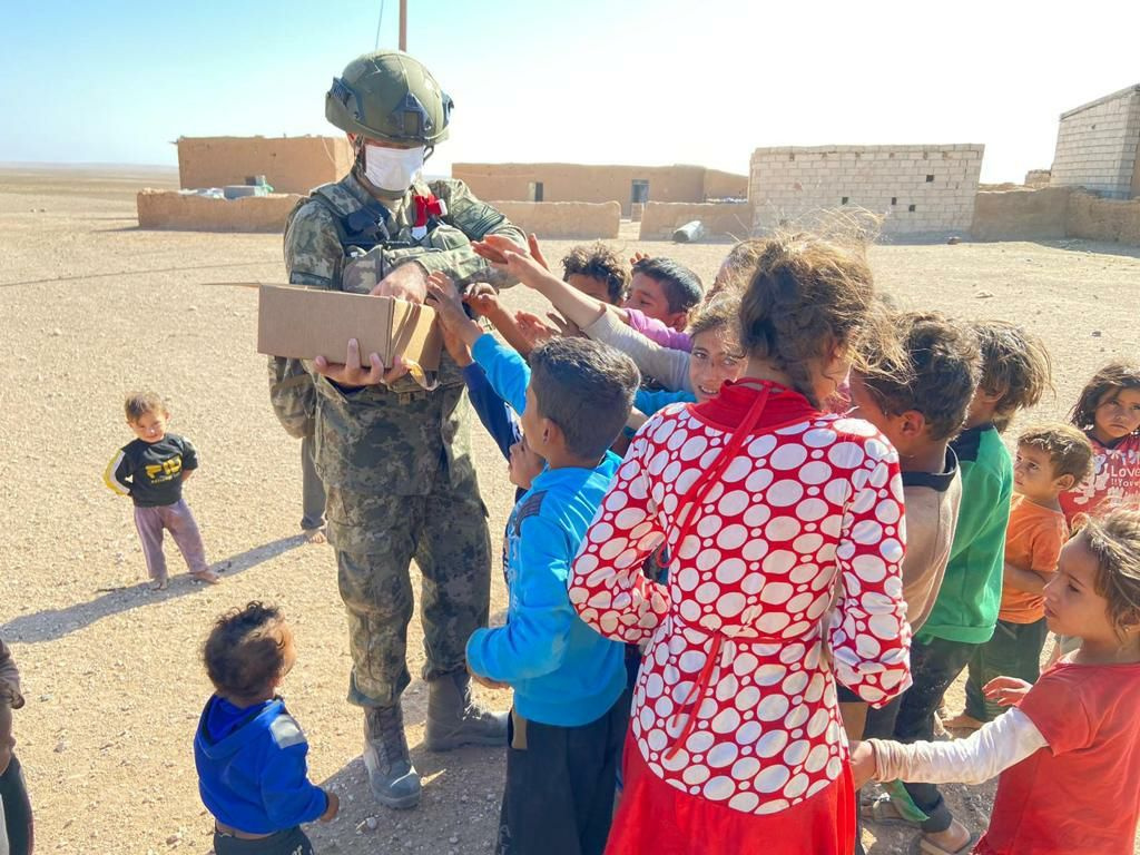 Tüm dünyaya örnek! Türk askerinden Barış Pınarı'nda çocuklara yardım