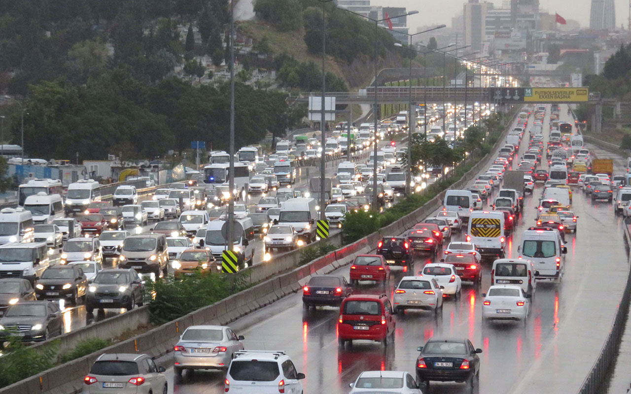İstanbullular dikkat! Yağmur başladı trafik kilit oldu