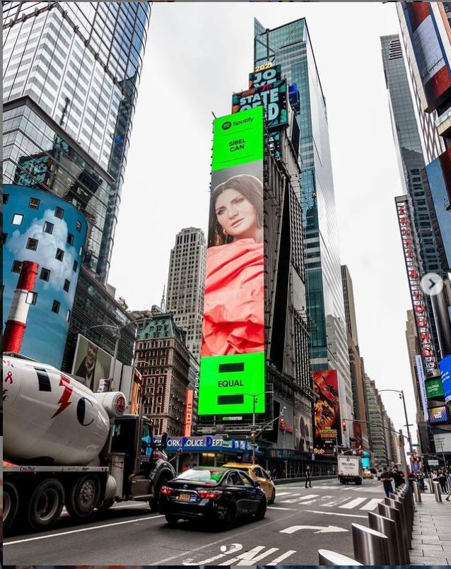 Sibel Can New York Times Square'de! Spotify'a teşekkür etti