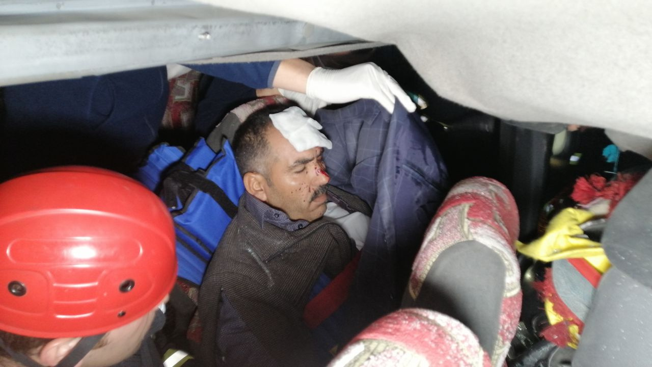 Mevsimlik tarım işçilerini taşıyan minibüs tıra arkadan çarptı: 2’si bebek 17 yaralı