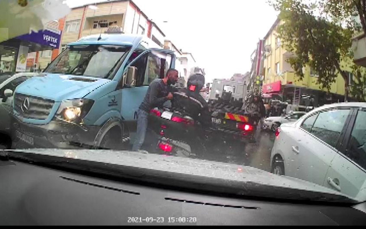 Ataşaşehir'de minibüs şoförü kasklı motosikletliye kafa attı şaşırtan görüntüler kamerada