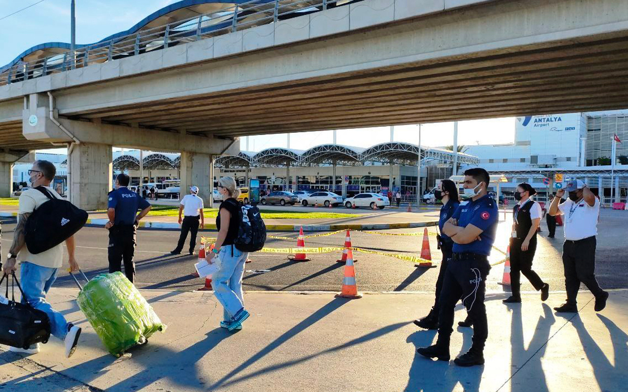 Antalya Havalimanı'nda Finlandiyalı turist köprüden atlayarak intihar etti