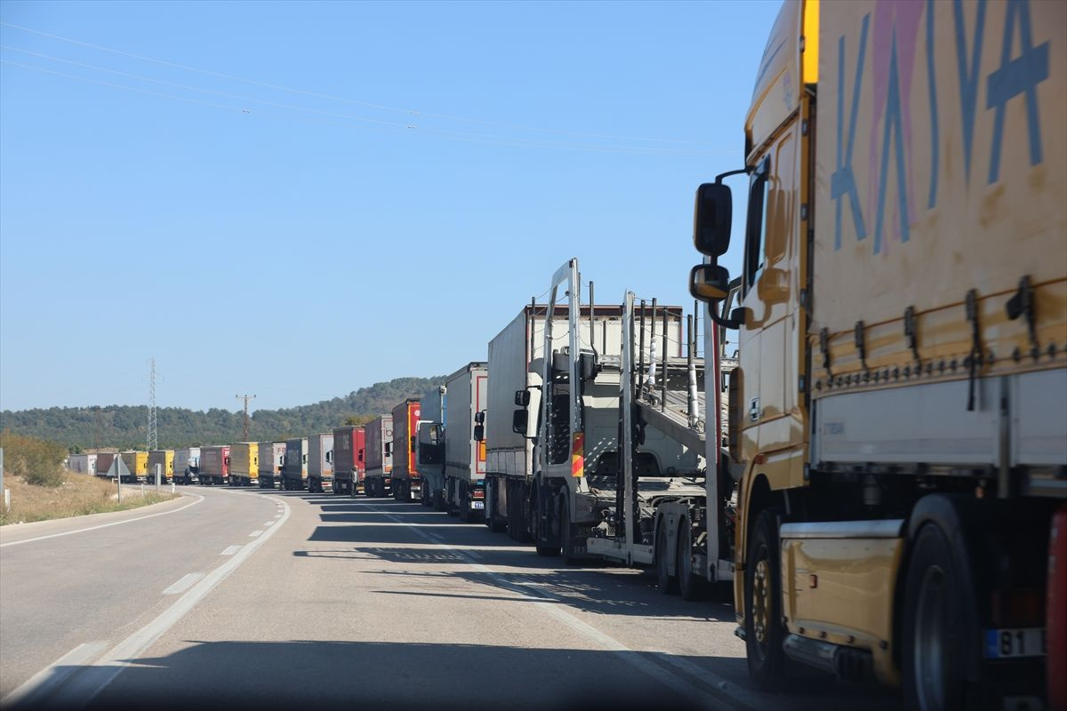 Edirne'deki Hamzabeyli Sınır Kapısı'nda TIR kuyruğu 20 kilometreyi buldu