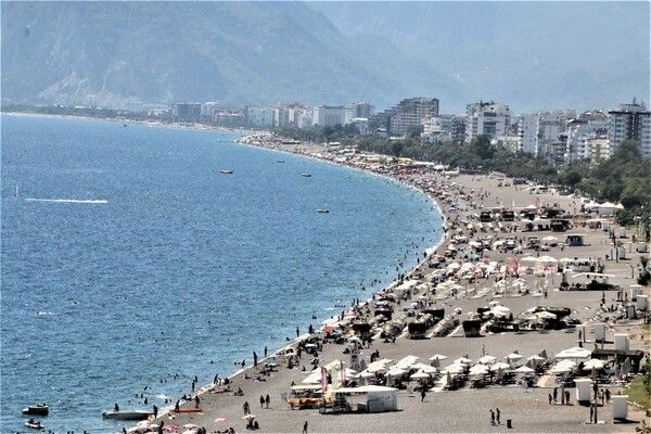 Antalya'da sıcaklık 30 dereceyi buldu! Turistler plajlara akın etti