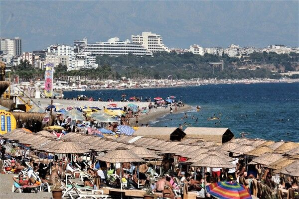Antalya'da sıcaklık 30 dereceyi buldu! Turistler plajlara akın etti