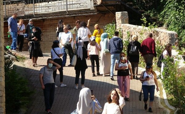 Turistler akın etti adım atacak yer kalmadı! İstanbul'un yanı başında gören telefona sarıldı