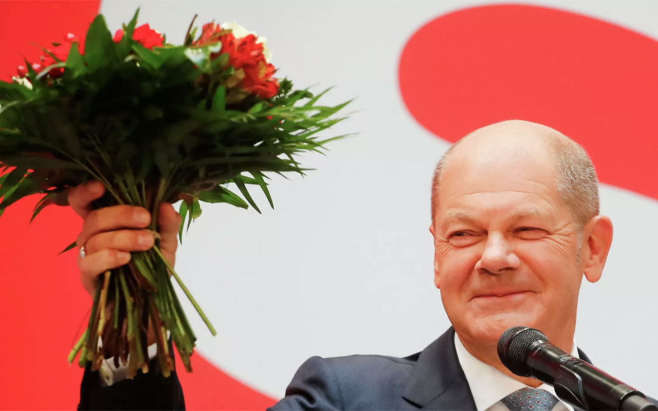 Almanya'da SPD'li Olaf Scholz seçimi kazandığını, hükümeti Yeşiller ve FDP ile kuracağını açıkladı